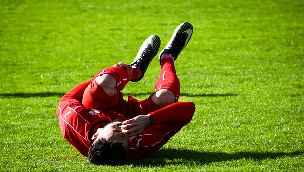 jogador caído no gramado