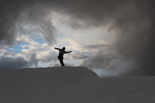 Snowboard ao entardecer